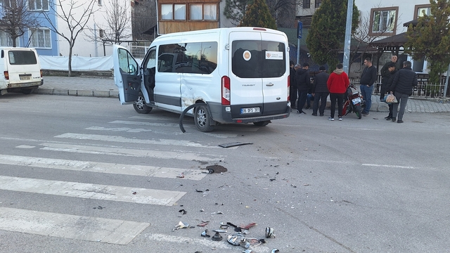 Çorum'da minibüs ile motosiklet çarpıştı: 1 yaralı