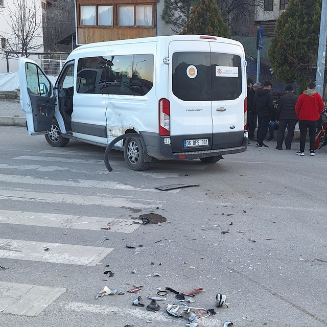 Çorum'da minibüs ile motosiklet çarpıştı: 1 yaralı