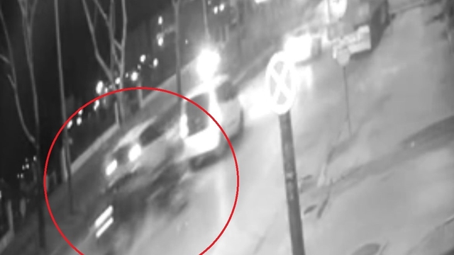 Bursa'daki feci kaza kameraya yansıdı... İkiye bölünen araçtan kurtulduKontrolden çıkan araç tırın altına böyle girdiÖnce önündeki araca, sonra tırın altına girdi