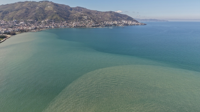 Ordu'da eriyen kar suları denizin rengini değiştirdi