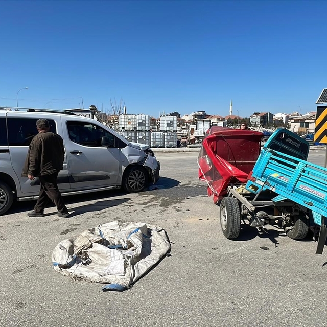 Karaman'da bir kişinin ağır yaralandığı kaza anı kamerada