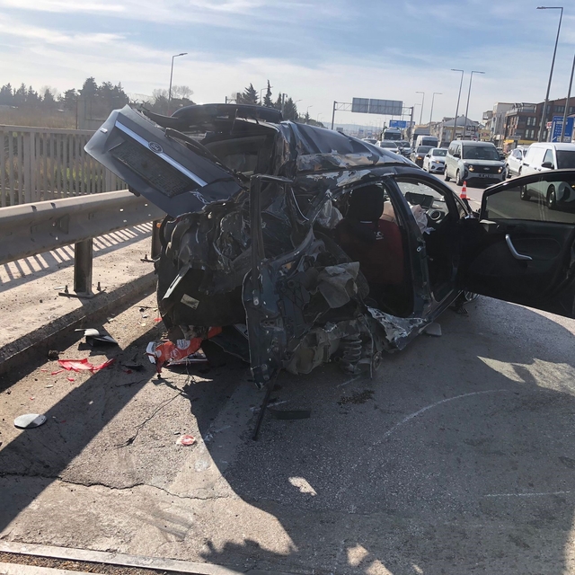 Refüje çarpıp karşı şeride savrulan otomobil su tankerine çarptı: Sürücü ağ...