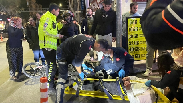 Aniden duran otomobile motosiklet çarptı: 1 yaralı