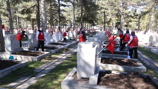 Şehit kabirleri bayram ve anma gününe hazır