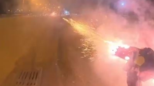 Havai fişekleri peş peşe arkadaşlarının üzerine ateşledi, o anlar kamerada