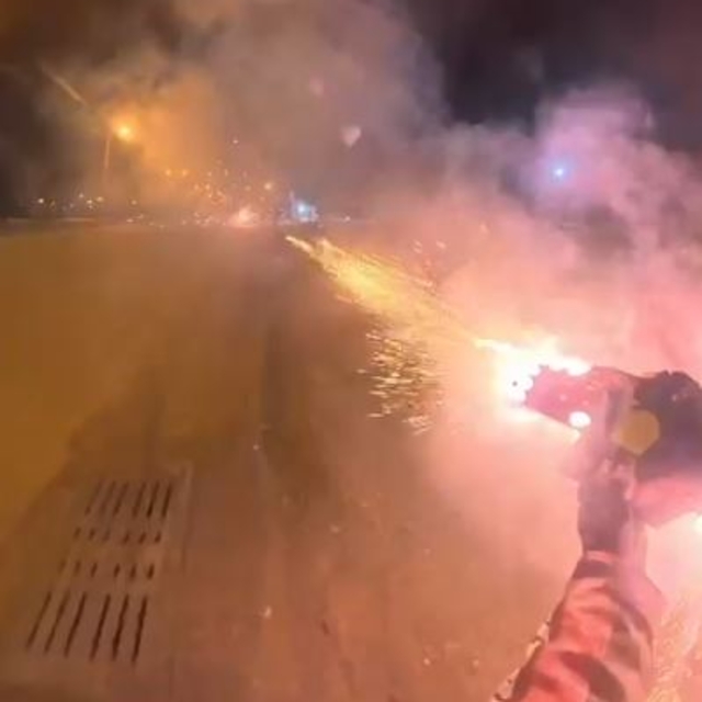 Havai fişekleri peş peşe arkadaşlarının üzerine ateşledi, o anlar kamerada