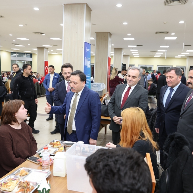 Vali Gökmen Çiçek, ERÜ öğrencileri ile iftar yaptı