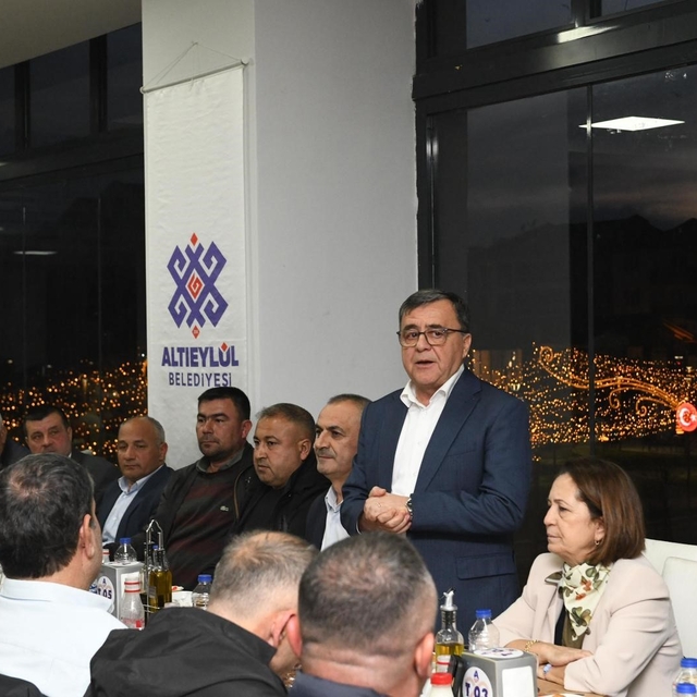 Altıeylül Belediyesi muhtarlarla ramazan sofrasını paylaştı