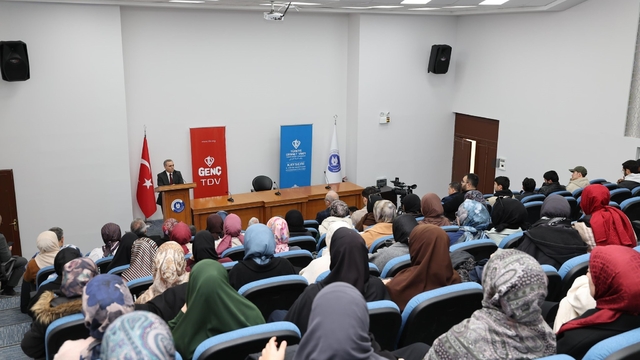 Rektör Prof. Dr. Altun, öğrencilerle kitap tahlili yaptı