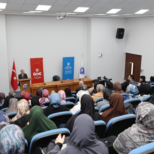 Rektör Prof. Dr. Altun, öğrencilerle kitap tahlili yaptı