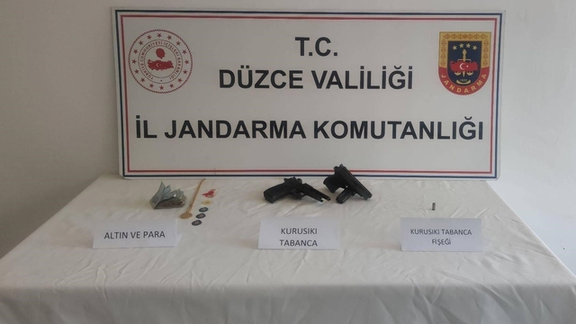 Aynı yöntemle evleri soyan 3 hırsız yakalandı
Jandarma 96 saatlik kamera kaydı izledi
