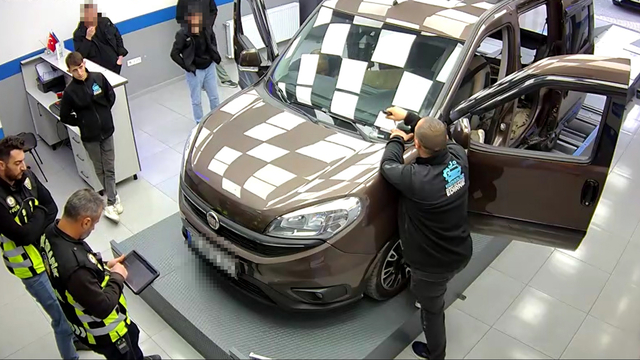 Satış sonrası ekspertize götürülen hafif ticari aracın alt kısmı 'zulaya' dönüştürülmüş