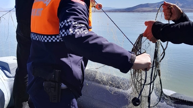 Işıklı Barajında kaçak avcılığa geçit yok 5 bin metre ağ ele geçirildi