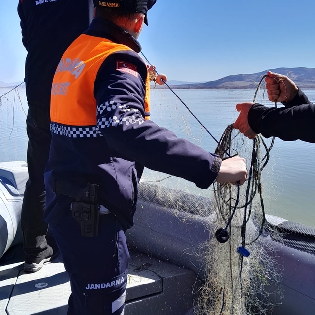 Işıklı Barajında kaçak avcılığa geçit yok 5 bin metre ağ ele geçirildi
