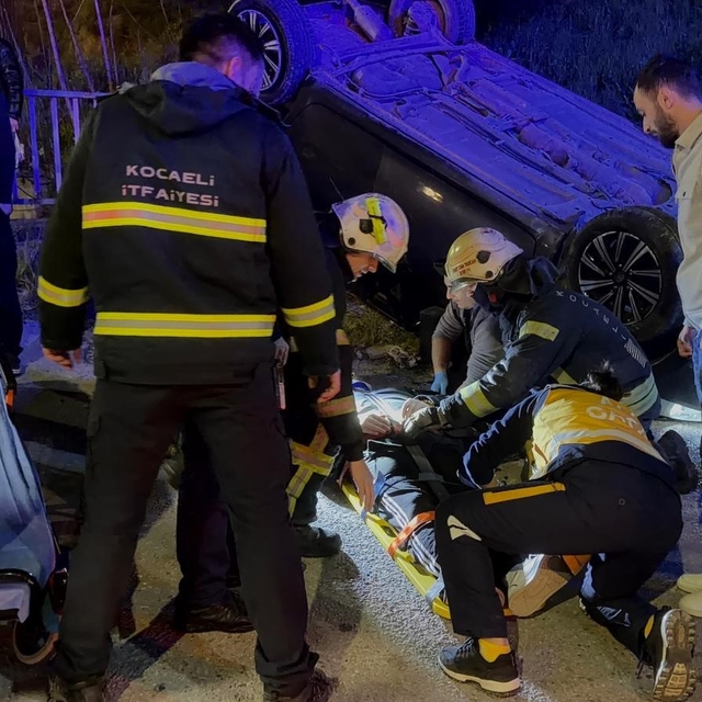 Takla atan otomobilde 2 kişi yaralandı, diğer sürücü kaçtı