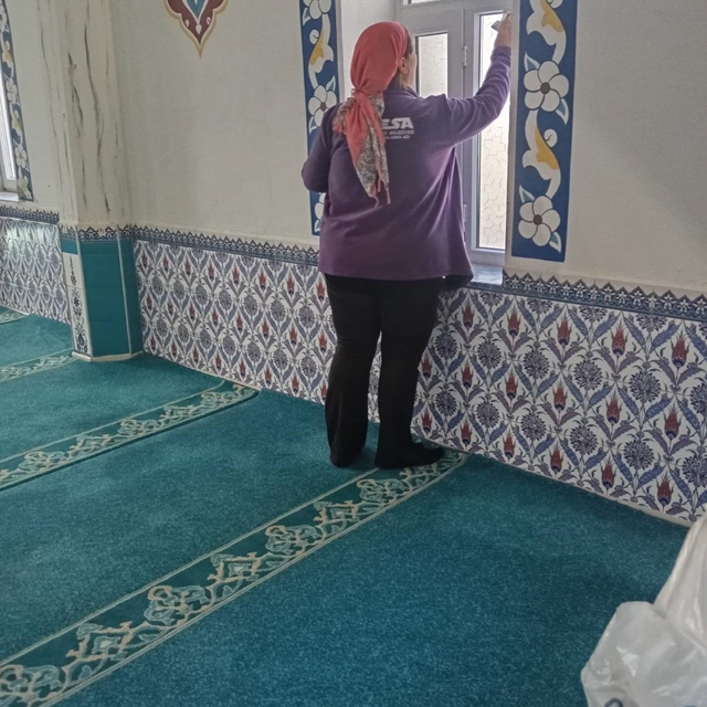 Germencik'te vatandaşların ibadeti için camilerde temizlik sürüyor