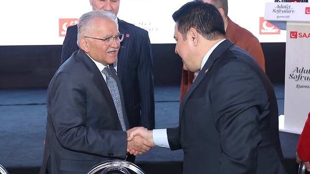 Büyükkılıç, öğrenciler ve siyasi parti temsilcileri ile iftar sofralarında buluştu