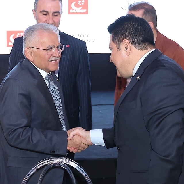 Büyükkılıç, öğrenciler ve siyasi parti temsilcileri ile iftar sofralarında...