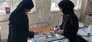 Kütahya'da geleceğin aşçılarının pişirdiği yemekler iftar sofralarına ulaştırılıyor