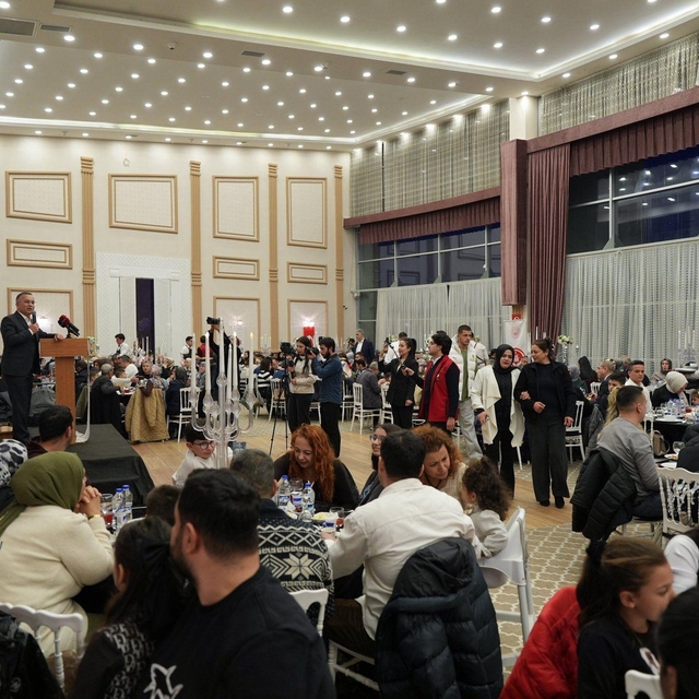 Gaziantep'te koruyucu aileler ve çocukları iftarda buluştu