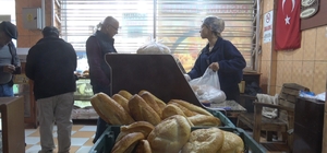 Ramazan ayında zam yapmayan fırıncı ekmeği ve pideyi 10 TL'den satıyor