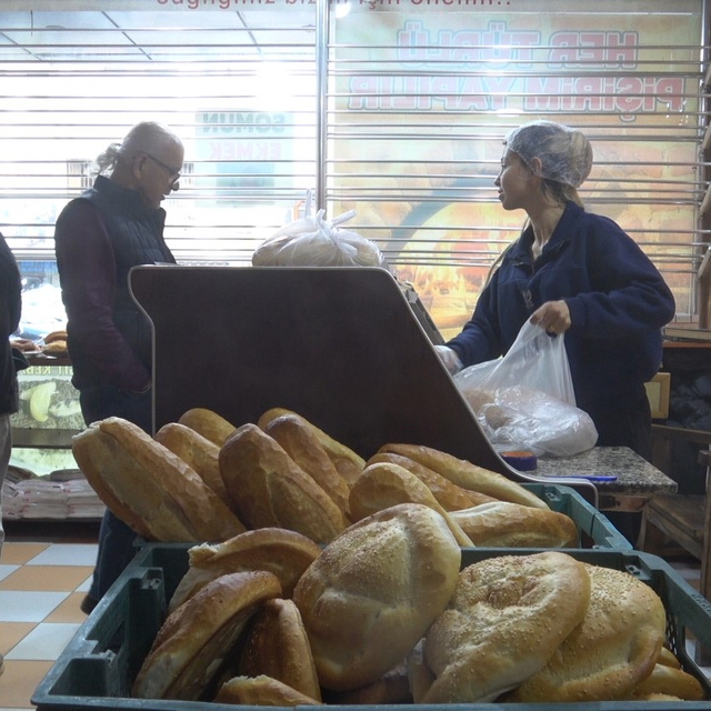 Ramazan ayında zam yapmayan fırıncı ekmeği ve pideyi 10 TL'den satıyor