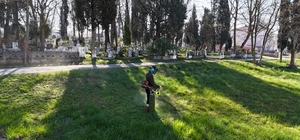 Kartepe'de bayram öncesi mezarlıklarda temizlik çalışması