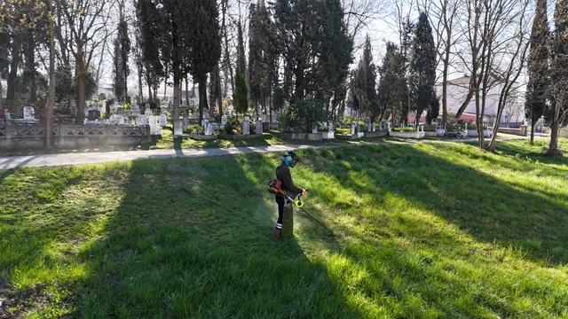 Kartepe'de bayram öncesi mezarlıklarda temizlik çalışması