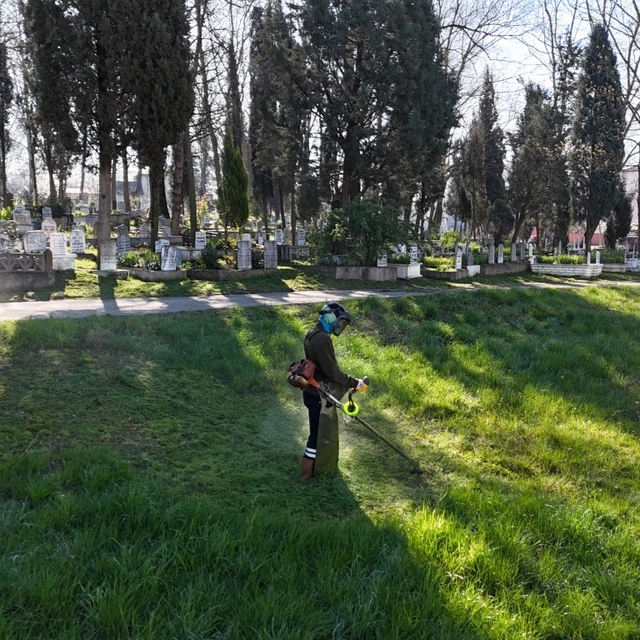 Kartepe'de bayram öncesi mezarlıklarda temizlik çalışması