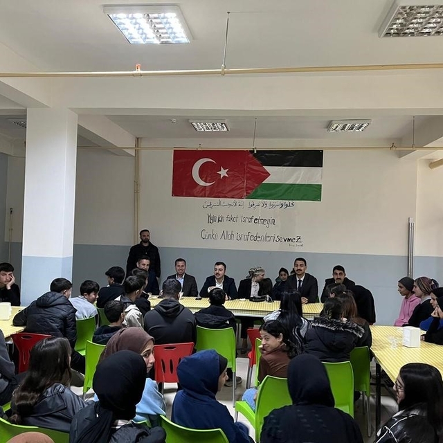 Dicle Kaymakamı Mustafa Atış, lise öğrencileriyle iftarda bir araya geldi