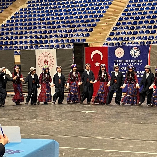 Muradiye'nin minik halk oyuncuları il birincisi oldu