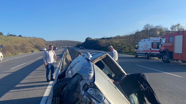 Sakarya'da kontrolden çıkan otomobildeki 2 kişi yaralandı