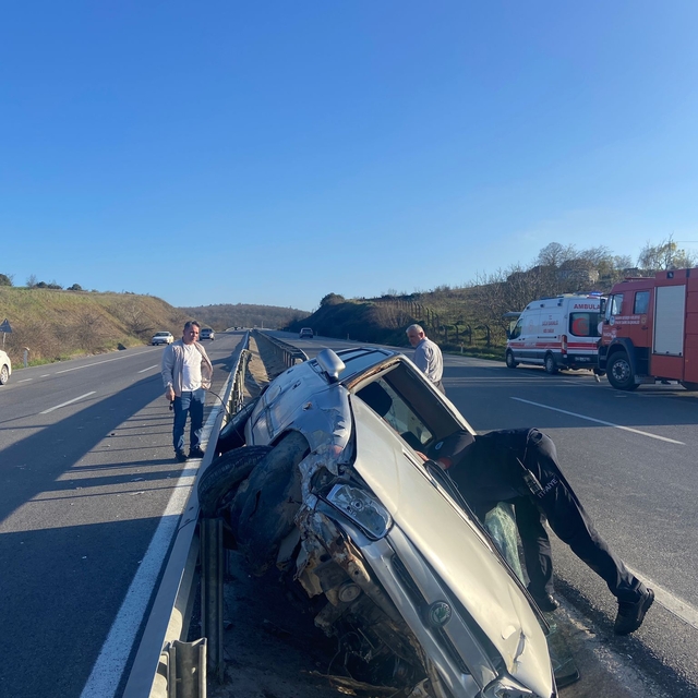 Sakarya'da kontrolden çıkan otomobildeki 2 kişi yaralandı