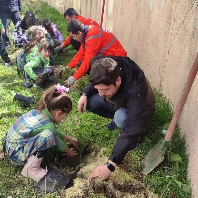 Çavdarhisar'da minikler okul bahçesine fidan dikti