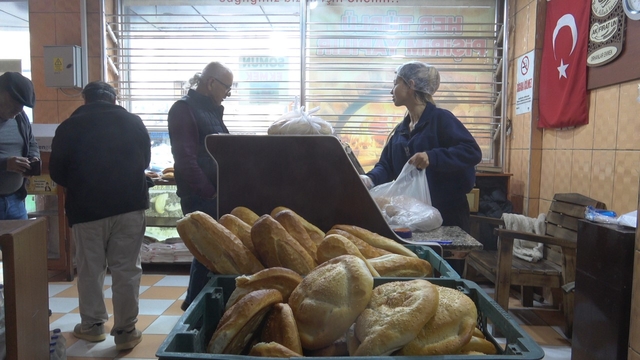 Ramazan ayında zam yapmayan fırıncı ekmeği ve pideyi 10 TL'den satıyor