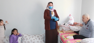 Vefakar gelin, 10 yıldır ayağı olmayan yatalak kayınpederine bakıyor