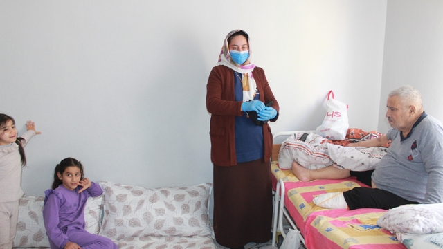 Vefakar gelin, 10 yıldır ayağı olmayan yatalak kayınpederine bakıyor