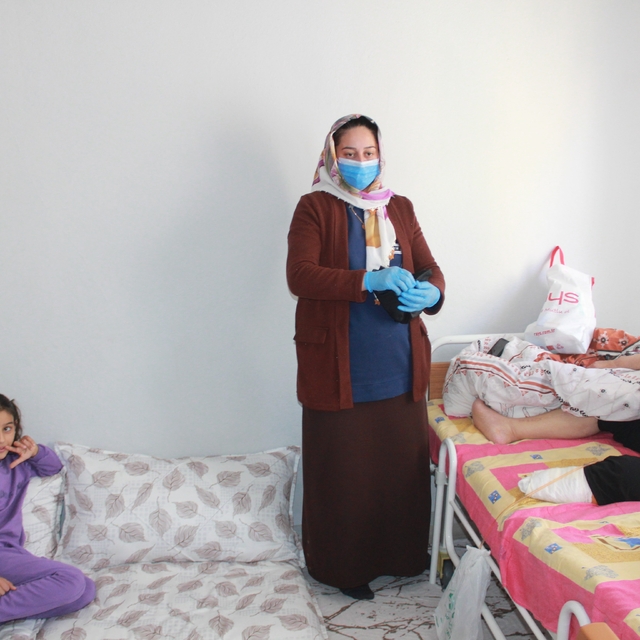 Vefakar gelin, 10 yıldır ayağı olmayan yatalak kayınpederine bakıyor