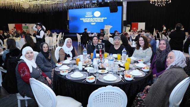Kayseri' de kadın çiftçiler sürdürülebilir gelecek için buluştu
KTO Başkanı Ömer Gülsoy:
"Kadın üretimde ne kadar görünür olursa, ekonomimiz de o kadar güçlü olur"