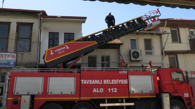 Tavşanlı'da çatı yangını paniğe neden oldu, hatalı parklar itfaiyeye zor anlar yaşattı