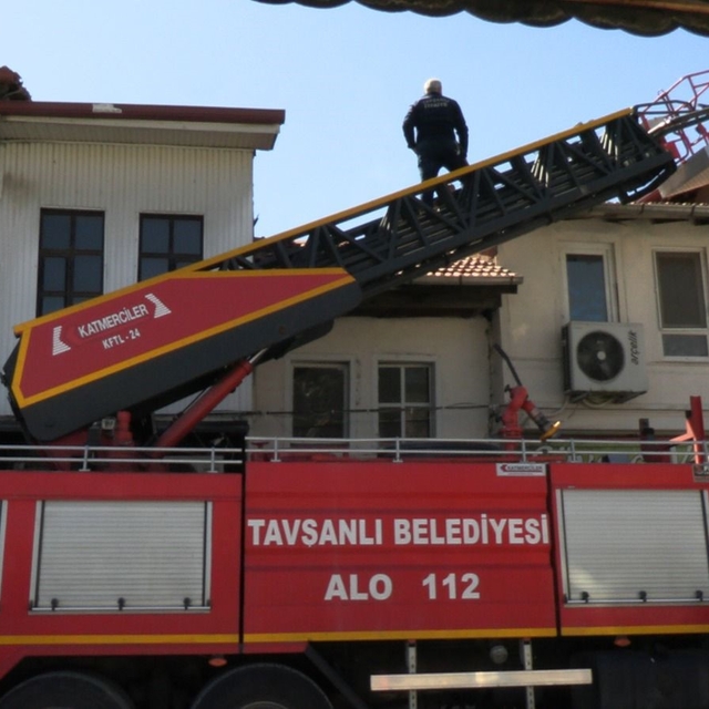Tavşanlı'da çatı yangını paniğe neden oldu, hatalı parklar itfaiyeye zor an...