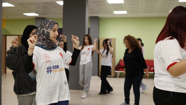 Denizli'de öğrenciler yurtlarda halk oyunları öğreniyor