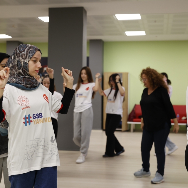 Denizli'de öğrenciler yurtlarda halk oyunları öğreniyor