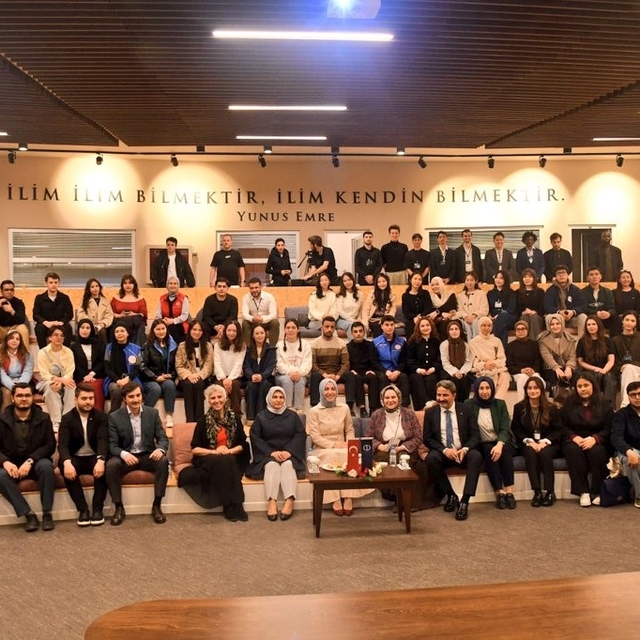 Gençlik ve Spor Bakan Yardımcısı Gürsoy, Eskişehir'de öğrencilerle buluştu