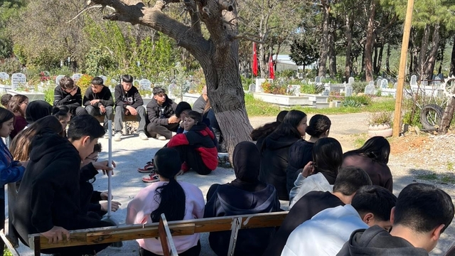 Bozyazı'da öğrencilerden şehitlere ziyaret