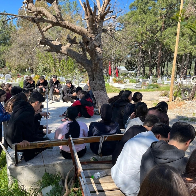 Bozyazı'da öğrencilerden şehitlere ziyaret
