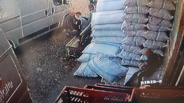 Ölüm, fırın çalışanını çay molasında yakaladı
Dinlenmek için dışarı çıkan fırın çalışanının çuvalın üzerinde kalp krizi geçirme anı kameralara yansıdı
Kalp masajı yapılan 51 yaşındaki adam, tüm müdahalelere rağmen kurtarılamadı