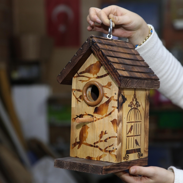 Tasarımlarını evinin bodrumunda ahşap sanatıyla şekillendiriyor
