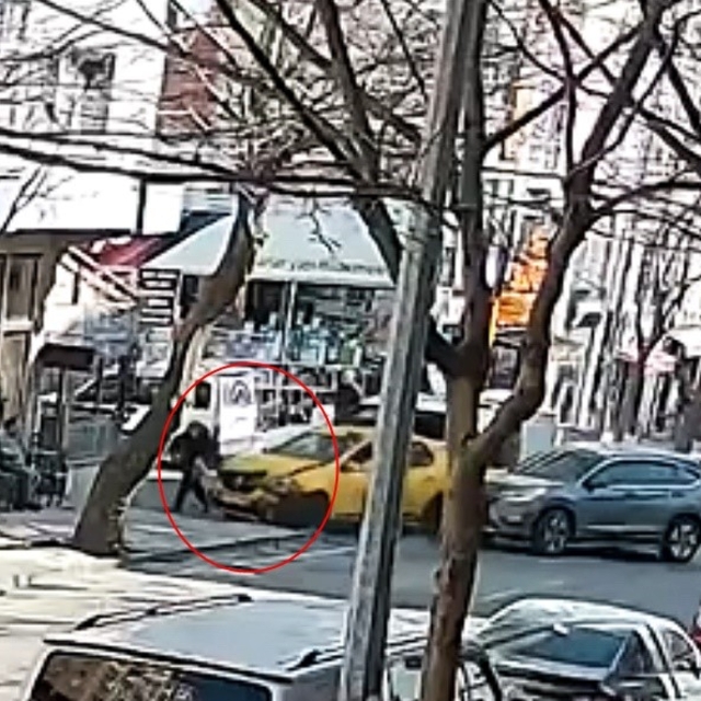 Ezilmekten son anda kurtulan yaşlı kadın kameraya yansıdı