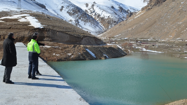 Adilcevaz'da yapımı tamamlanan gölet su tutmaya başladı